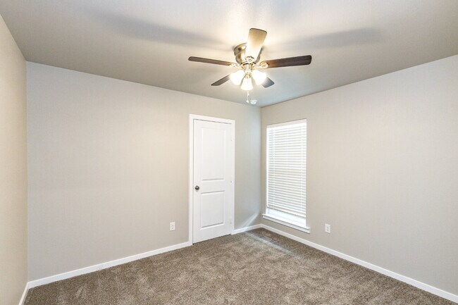 Building Photo - Luxurious Cottage Home Located In Bell Farms!