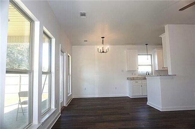 Building Photo - 3 Bedroom, 2 Bath Home