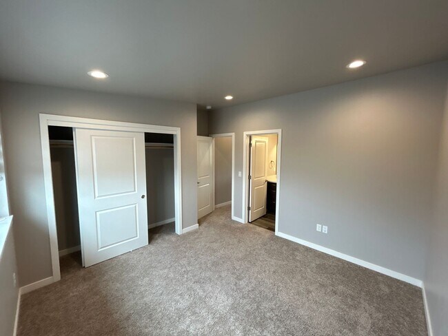Building Photo - 2 Primary Bedroom Suites / 2.5 Bathroom Townhouse in Redmond OR