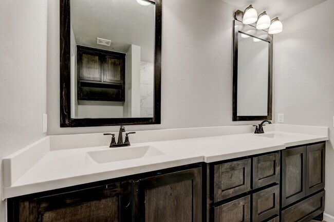 Building Photo - 710 League Cir