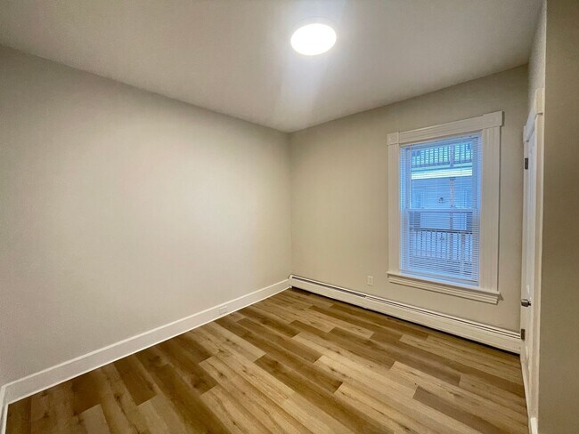 Building Photo - 386 Rimmon St