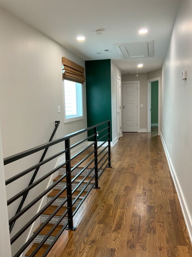 Building Photo - charming 3 bedroom, 3 bathroom home locate...