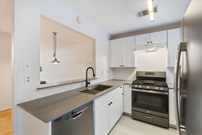 Building Photo - 1411 Gracy Farms Ln