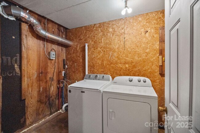 Building Photo - 540 Hoover Rd