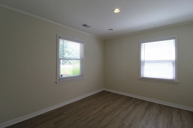 Building Photo - 2 Bedroom 1 Bath Home In Prairie Village