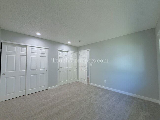 Building Photo - 1 MONTH RENT FREE! Updated 3 BR Apartment with Patio in Portland