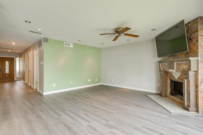 Building Photo - 390 Driftwood Ct
