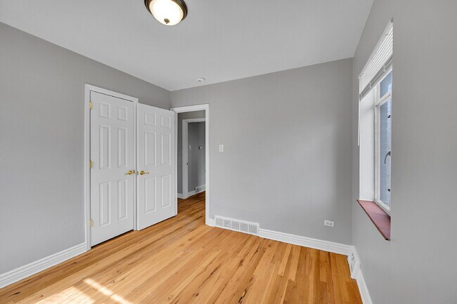 Building Photo - $2,440.95, 3 bed, 1 bath located in Denver with a newly renovated kitchen and In Unit Laundry!