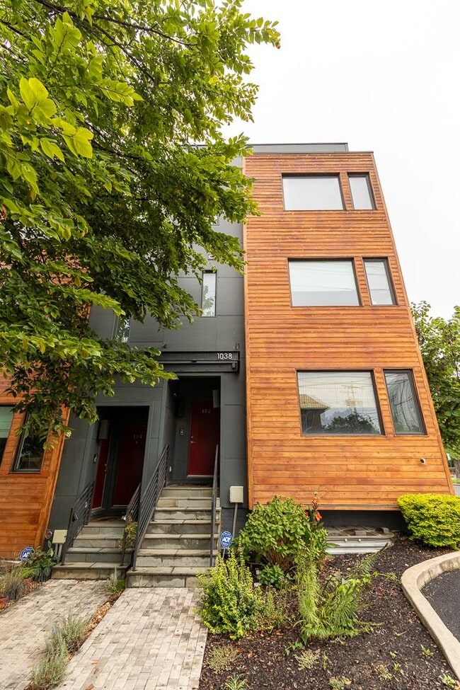 Building Photo - Large Upper Level 2 Bed/2.5 Bath Condo with Parking Near Brookland Metro