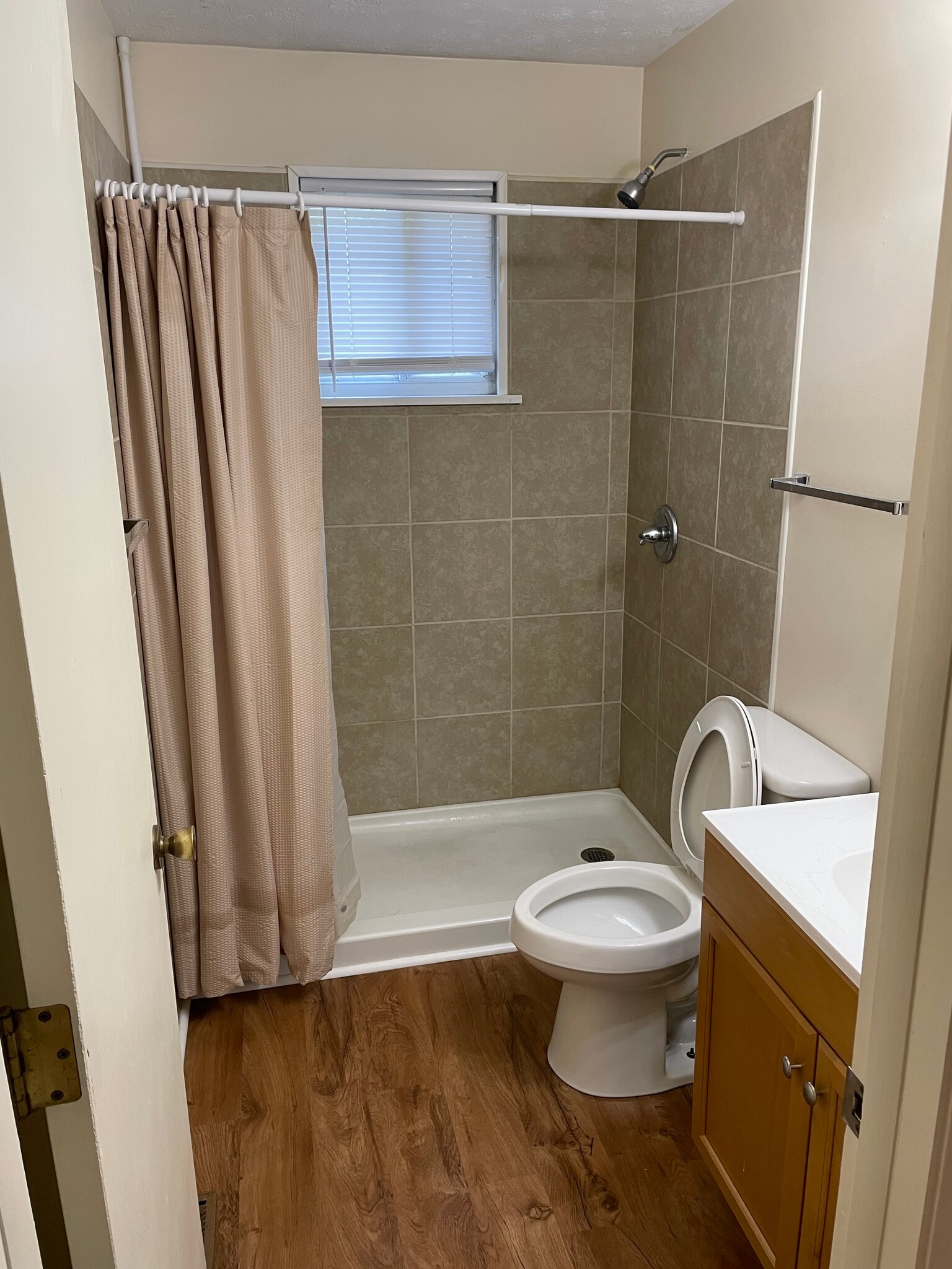 Building Photo - 204 E 9th St