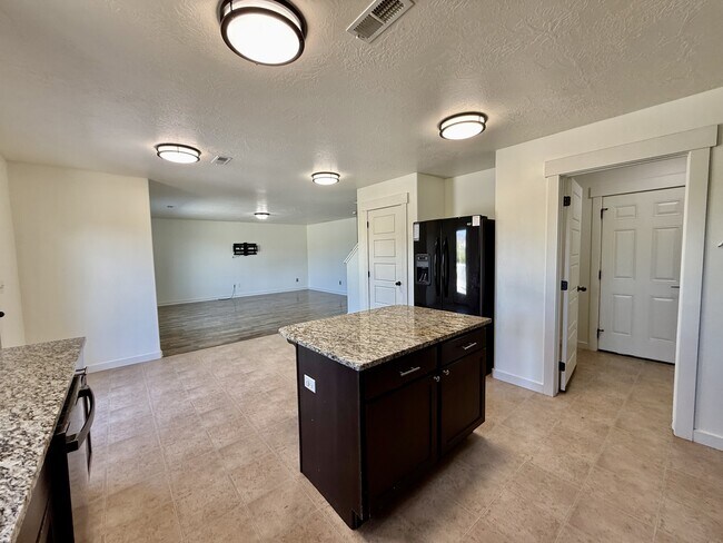 Building Photo - 722 S Willow Park Dr