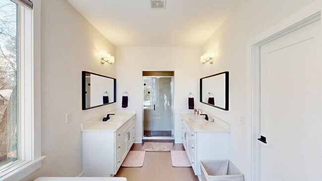 Building Photo - 1220 Lomax Ave