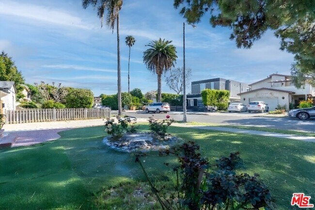 Building Photo - 2522 Armacost Ave