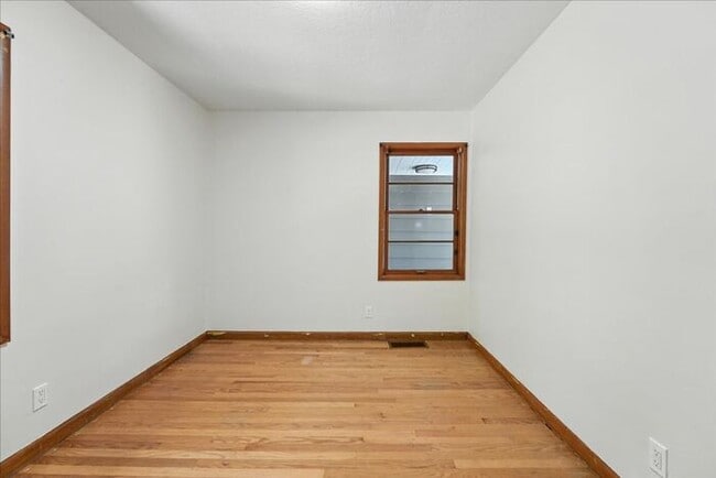 Building Photo - Spacious, Newly Renovated 5-Bedroom Home N...