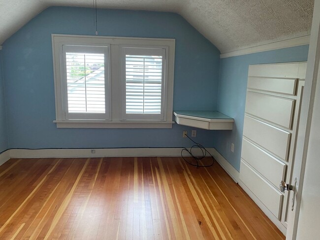 Building Photo - Arbor Lodge Bungalow!