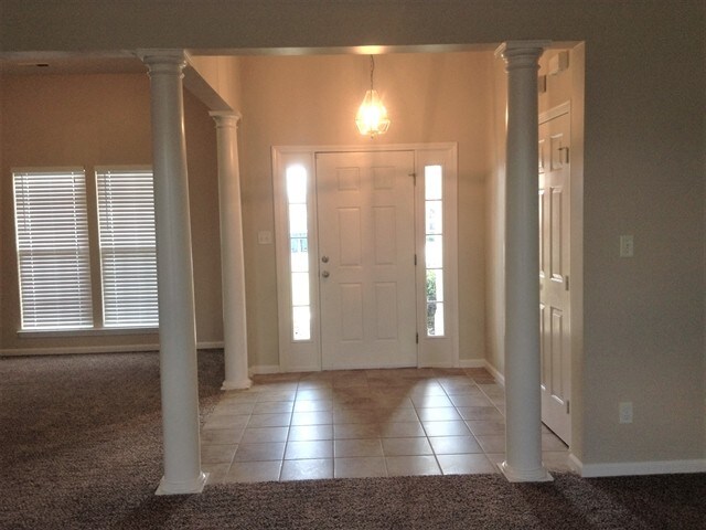 Building Photo - 2512 Kings Farm Way