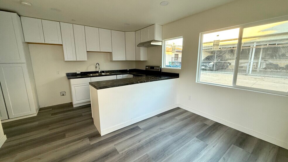 Building Photo - 702 Walnut St