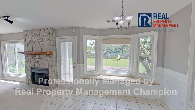 Building Photo - Charming Ranch Style Home with Spacious Fenced Yard