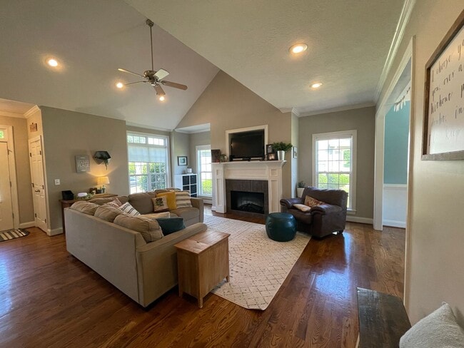 Building Photo - Charming 4 bedroom/2.5 bathroom in Tudor Branch!