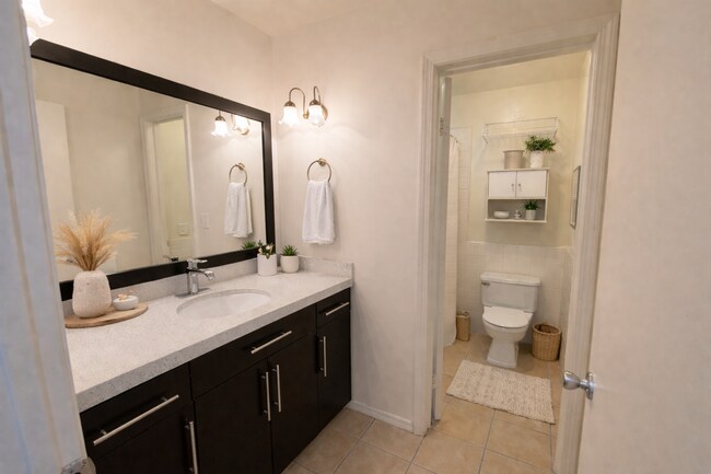 Building Photo - Awesome PL Location! Exclusive Garage! Balcony!