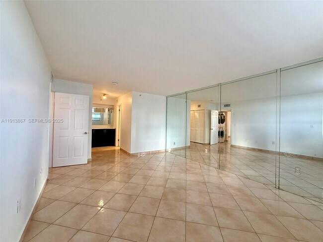 Building Photo - 555 NE 30th St