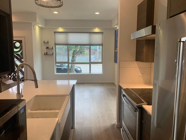 Building Photo - High End Madison Valley Row House !