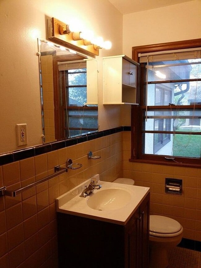 Building Photo - Spacious 5 bd - 2 bth / 1,548 Sq