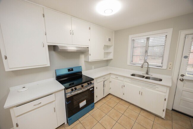 Building Photo - 2058 Woodley Rd