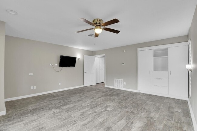 Building Photo - 3539 Balboa Cir