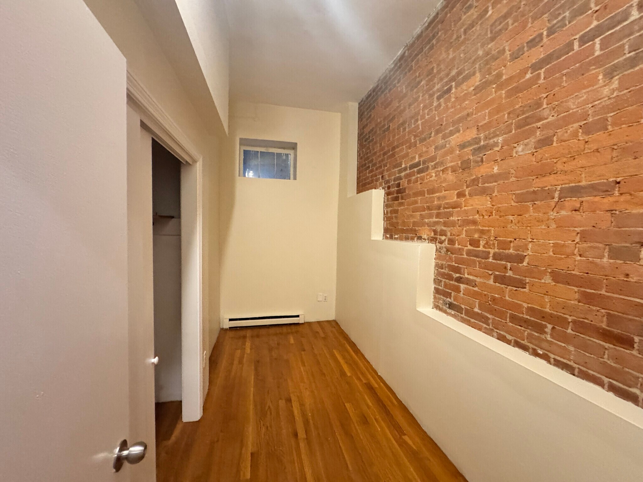 Building Photo - 452 Park Dr