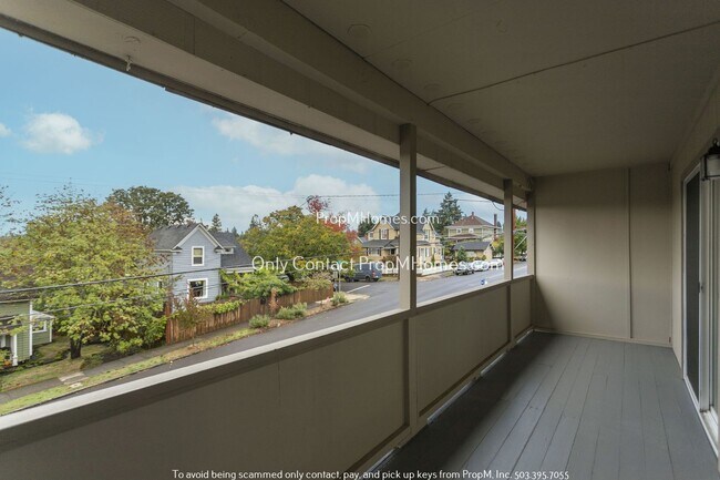 Building Photo - Oregon City Gem! Updated Upper-Level Unit ...