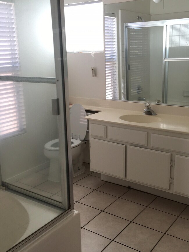 Building Photo - LARGE HOME WITH POOL! LOCATED CLOSE TO HWY...