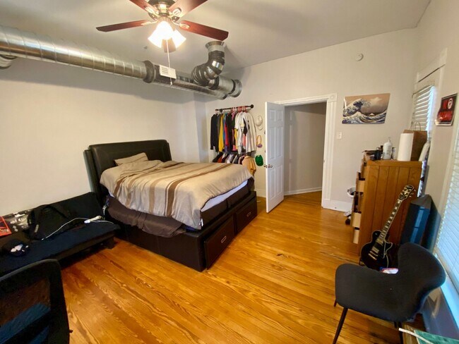 Building Photo - 5 bedroom /2 bath mins. from UC for $700/pp ($3500/mo) w/ off-street parking included!