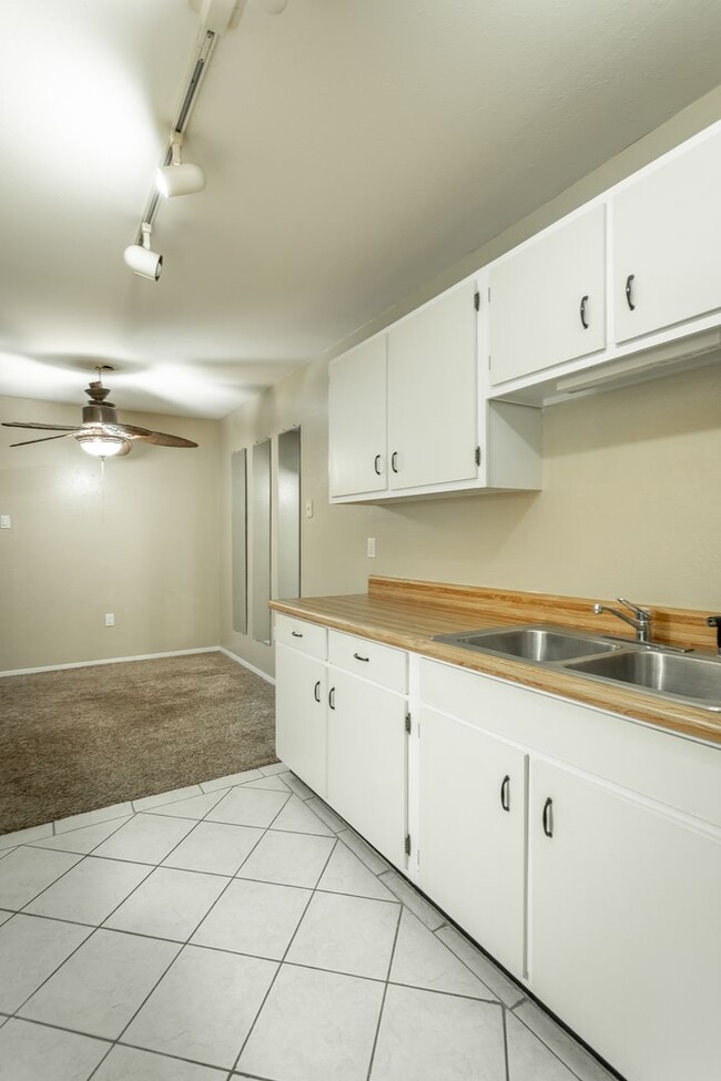 Building Photo - 1 bedroom 1 bath in Signal View