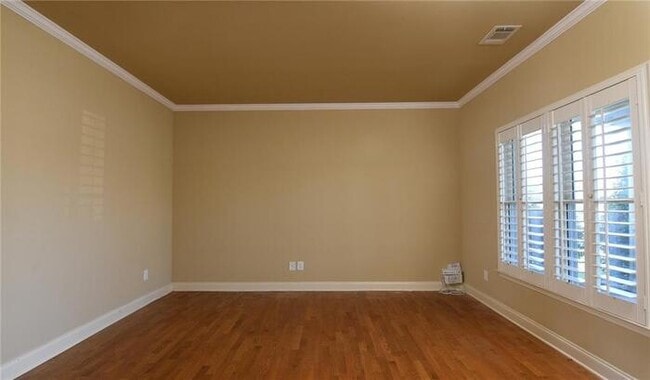 Building Photo - A stunning 5-bedroom, 4-bathroom home in B...