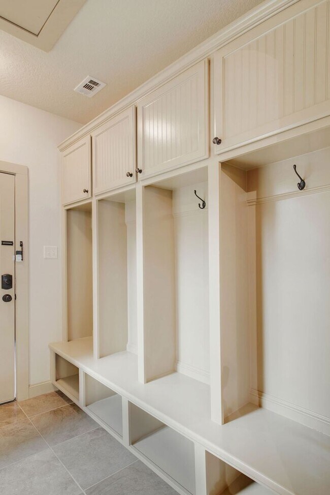 Building Photo - Currently occupied until July 31, 2026