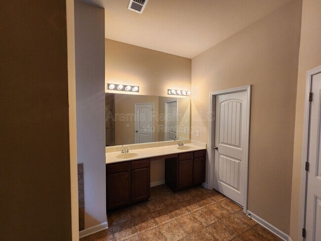 Building Photo - 2385 Capella Cir SW