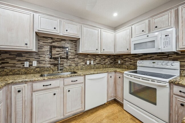 Building Photo - Welcome Home to Winding Creek !
