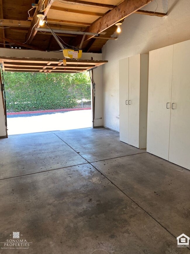 Building Photo - Townhouse in Desirable Location, Near Shopping, Bike Trails, Water & Garbage Included