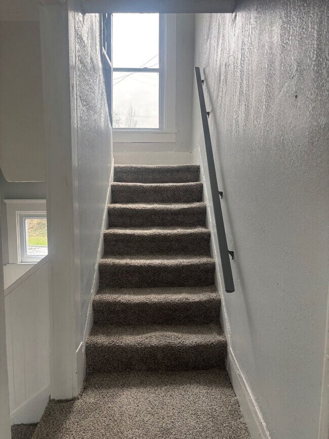 Building Photo - Charming 5-Bedroom Property in Prime Location