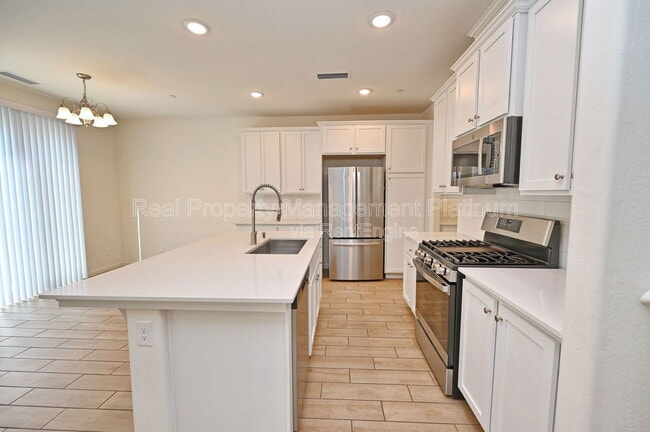 Building Photo - 2273 N Raleigh Dr