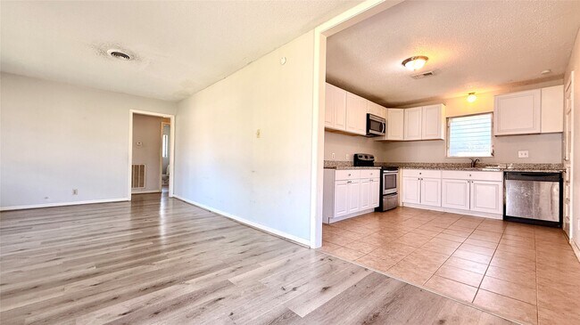 Building Photo - 10502 Ambursen St