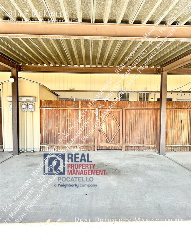 Building Photo - 2 bed 1.5 bath townhome - Covered parking