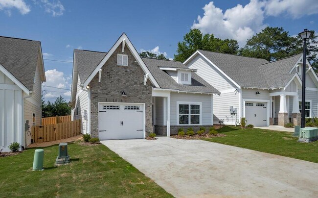 Building Photo - One Level Home with Garage and Fenced Back...