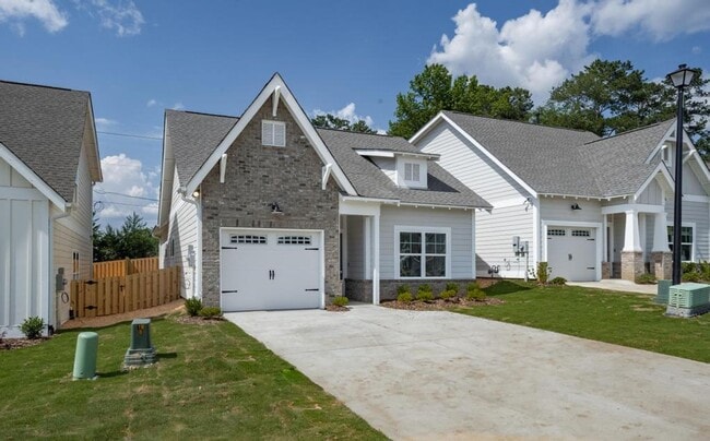 Building Photo - One Level Home with Garage and Fenced Backyard!