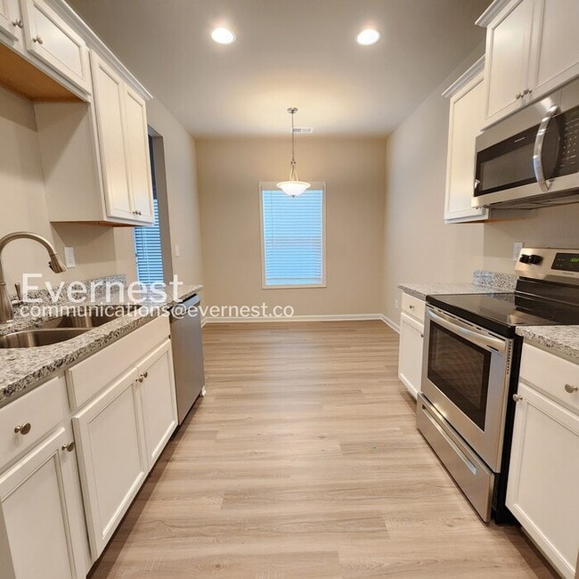 Building Photo - 3 Bed/2 Bath Home with Attached Garage / Pet-Friendly / Coming Soon!