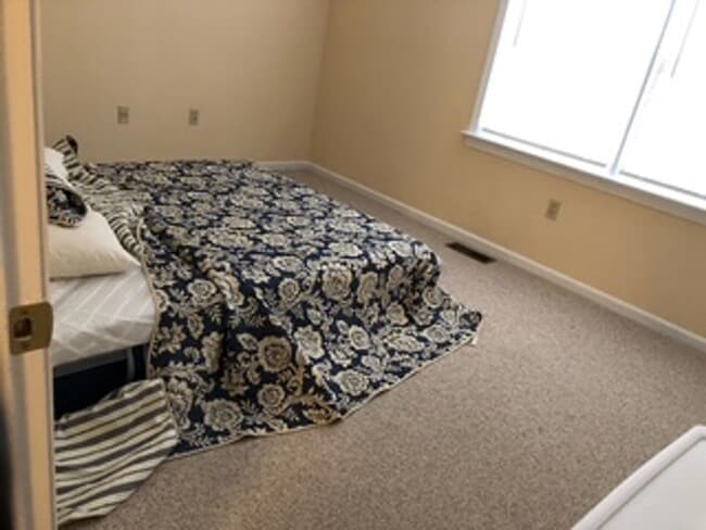 Building Photo - Renovated Townhome in Prime Location