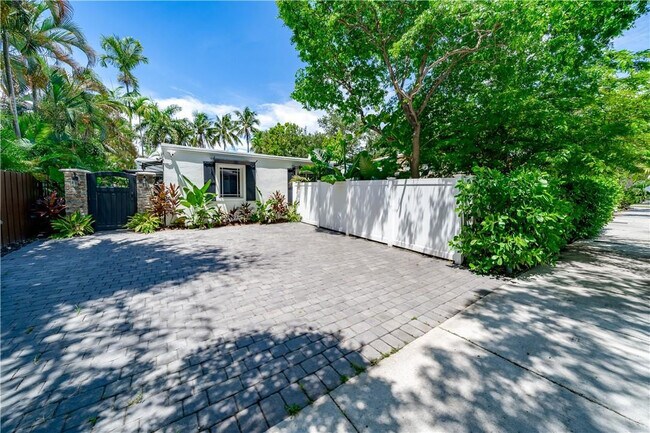 Building Photo - 417 NE 15th Ave