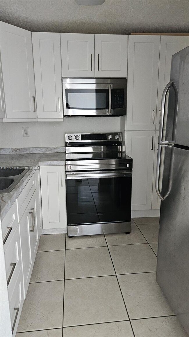 Building Photo - 9320 Fontainebleau Blvd