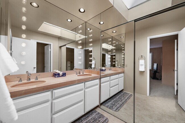 Building Photo - 11 Ronda Dr